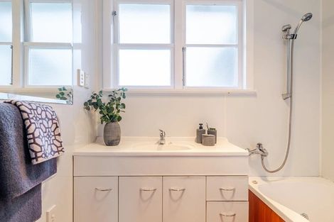 Photo of property in 27 Crewe Crescent, Hokowhitu, Palmerston North, 4410