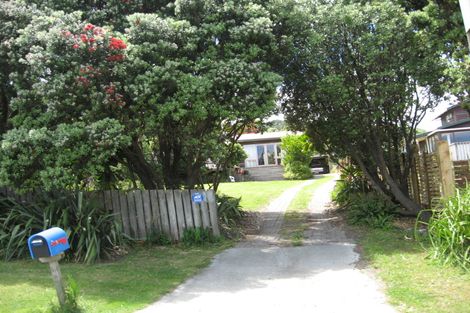 Photo of property in 8 Ngatira Road, Muriwai, Waimauku, 0881