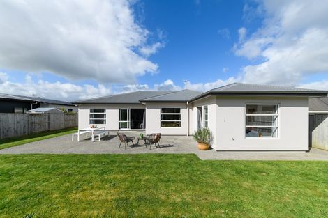 Photo of property in 15 Coutts Way, Fitzherbert, Palmerston North, 4410