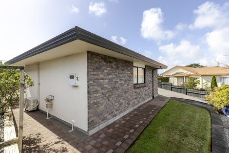 Photo of property in 15 Sandel Rise, Merrilands, New Plymouth, 4312
