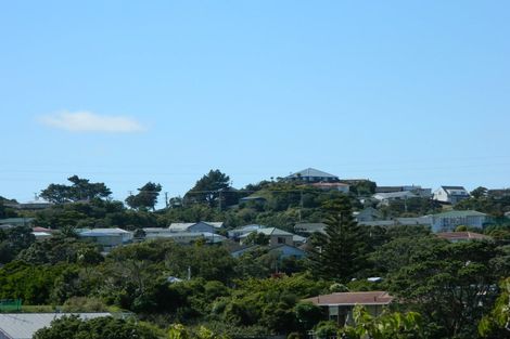 Photo of property in 3 Merritt Way, Newlands, Wellington, 6037