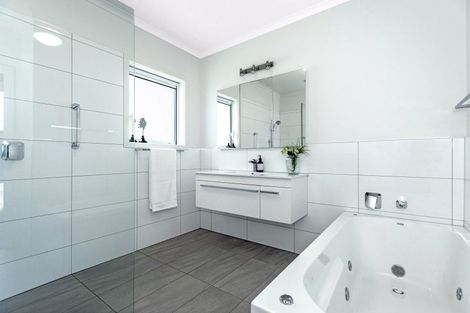 Photo of property in 24 Charteris Rise, Riverdale, Gisborne, 4010