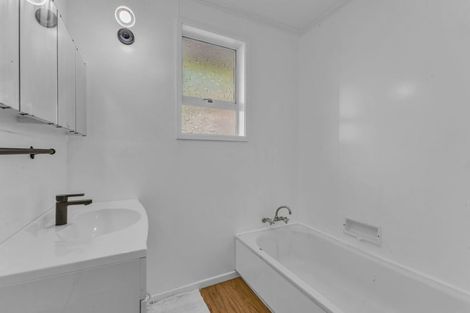 Photo of property in 50 Seaview Road, Marfell, New Plymouth, 4310