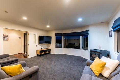 Photo of property in 8 Fernridge Way, Tirohanga, Lower Hutt, 5010