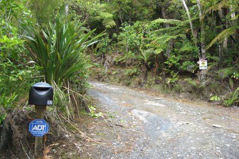 Photo of property in 37 Quinns Road, Waiatarua, Auckland, 0612