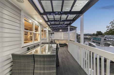 Photo of property in 17 Coburg Street, Henderson, Auckland, 0612