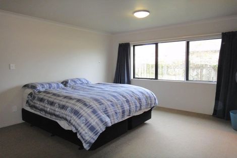 Photo of property in 10 Endeavour Place, One Tree Point, 0118