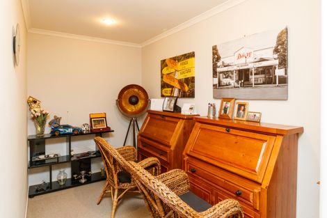 Photo of property in 33 Silkwood Place, Fitzherbert, Palmerston North, 4410