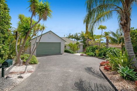 Photo of property in 10 Jacanas Place, Unsworth Heights, Auckland, 0632