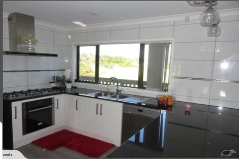 Photo of property in 32 Mervyn Kemp Drive, Tawa, Wellington, 5028