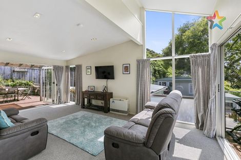 Photo of property in 27 Rakeiora Grove, Korokoro, Lower Hutt, 5012
