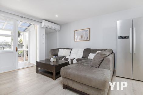 Photo of property in 2/25 Kingsbridge Place, Newlands, Wellington, 6037