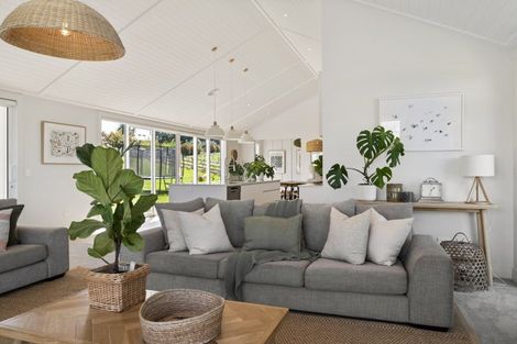 Photo of property in 5 Lens Way, Acacia Bay, Taupo, 3385