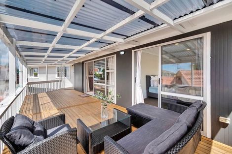 Photo of property in 2/6 Ngatoa Place, Glenfield, Auckland, 0629