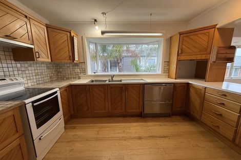 Photo of property in 13 Peter Terrace, Castor Bay, Auckland, 0620