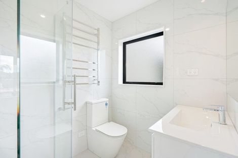 Photo of property in 43d Fitzherbert Avenue, West Harbour, Auckland, 0618