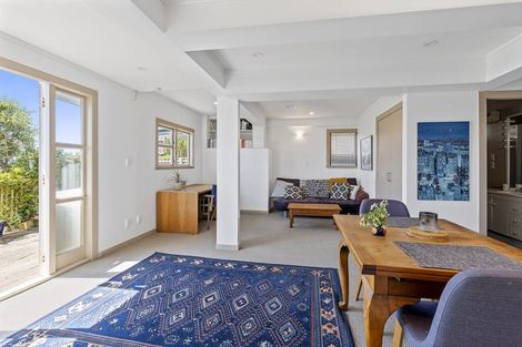 Photo of property in 2 Robieson Lane, Roseneath, Wellington, 6011