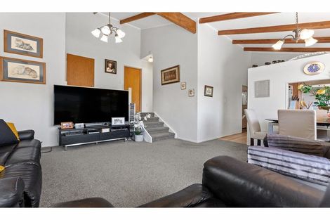 Photo of property in 2/74 Cockayne Crescent, Sunnynook, Auckland, 0620