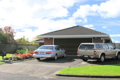Photo of property in 10 Kadina Place, Botany Downs, Auckland, 2010