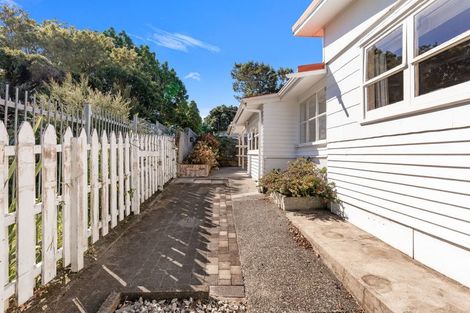 Photo of property in 21 Saint Leonards Road, Kelston, Auckland, 0602