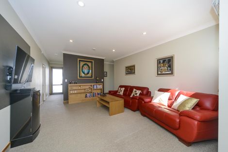 Photo of property in 27 The Strand, Fitzherbert, Palmerston North, 4410
