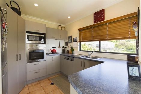 Photo of property in 99 Wade River Road, Stanmore Bay, Whangaparaoa, 0932