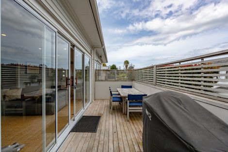 Photo of property in 79 Hobsonville Road, West Harbour, Auckland, 0618