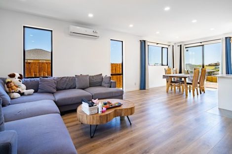 Photo of property in 11 Resolution Drive, Gulf Harbour, Whangaparaoa, 0930