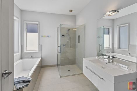 Photo of property in 2 Portofino Point, Karaka, Papakura, 2113