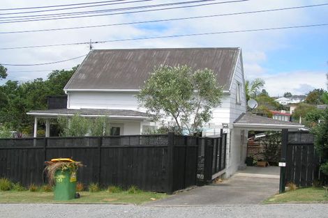 Photo of property in 2/5 Milton Road, Northcote Point, Auckland, 0627