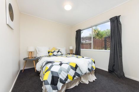 Photo of property in 28 Meadowood Drive, Unsworth Heights, Auckland, 0632