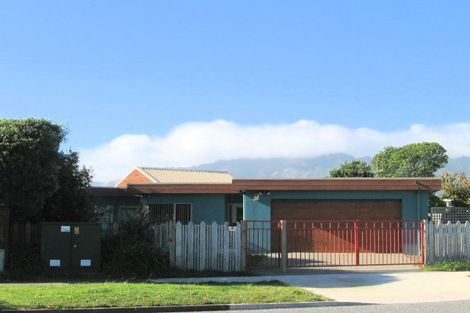 Photo of property in 9 Reeves Street, Waikanae Beach, Waikanae, 5036