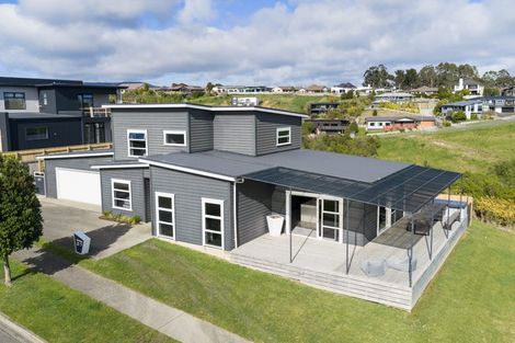Photo of property in 37 Vaucluse Heights, Fitzherbert, Palmerston North, 4410