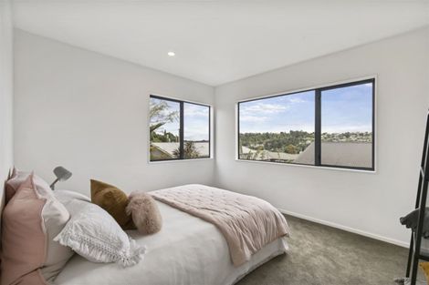 Photo of property in 2/93 Stanley Road, Glenfield, Auckland, 0629