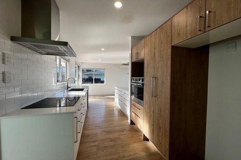 Photo of property in 2/39 Camrose Place, Glenfield, Auckland, 0629