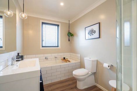 Photo of property in 11 Mahia Lane, Waikanae, 5036