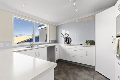 Photo of property in 27 Roy Terrace, Moturoa, New Plymouth, 4310