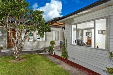 Photo of property in 212 East Coast Road, Forrest Hill, Auckland, 0620