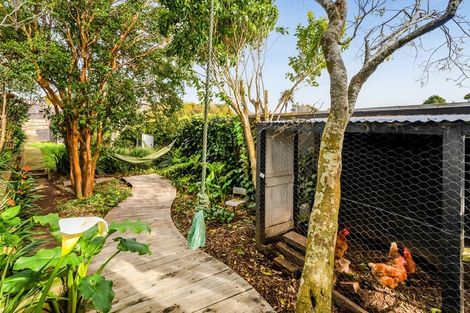 Photo of property in 10 Strandon Place, Strandon, New Plymouth, 4312