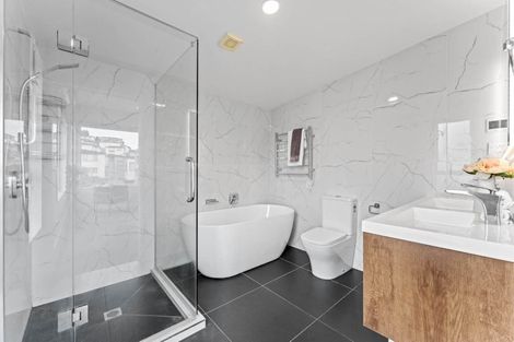 Photo of property in 25 Para Close, Fairview Heights, Auckland, 0632