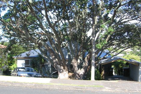 Photo of property in 1/2 Korotaha Terrace, Rothesay Bay, Auckland, 0630