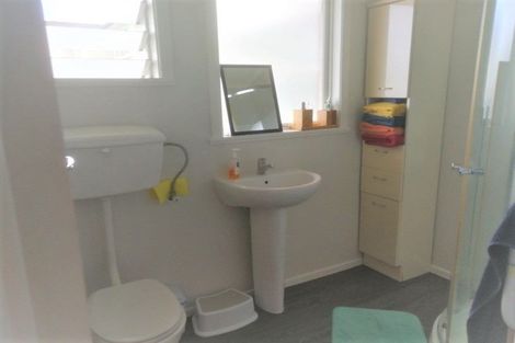 Photo of property in 1/24 Knights Road, Rothesay Bay, Auckland, 0630