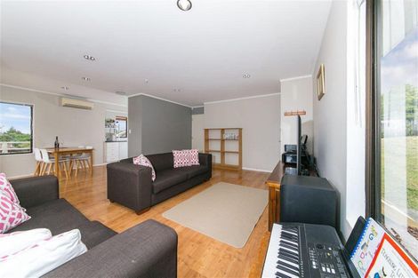 Photo of property in 4 Amery Place, West Harbour, Auckland, 0618