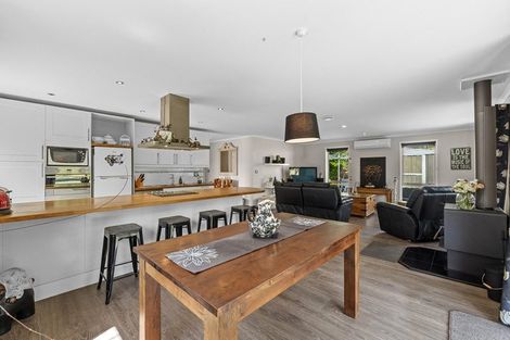 Photo of property in 16 Gavinike Place, Waimauku, 0812