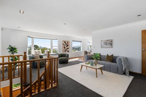 Photo of property in 32 Brooker Grove, Newlands, Wellington, 6037