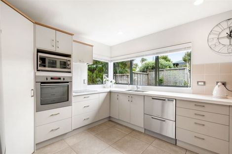 Photo of property in 30 Hercules Drive, Henderson, Auckland, 0612