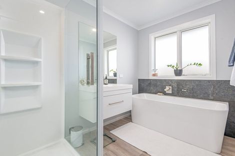 Photo of property in 96 Johnstone Drive, Fitzherbert, Palmerston North, 4410