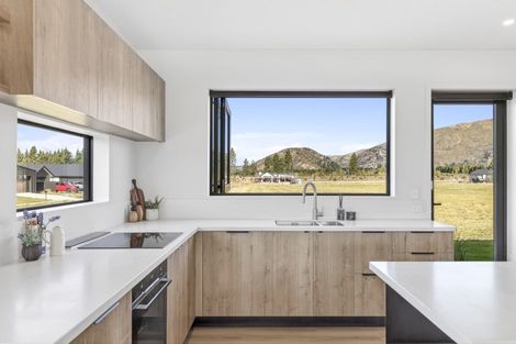 Photo of property in 8 Buttercup Street, Wanaka, 9382