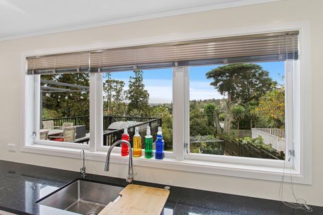Photo of property in 37 Derwent Crescent, Titirangi, Auckland, 0604