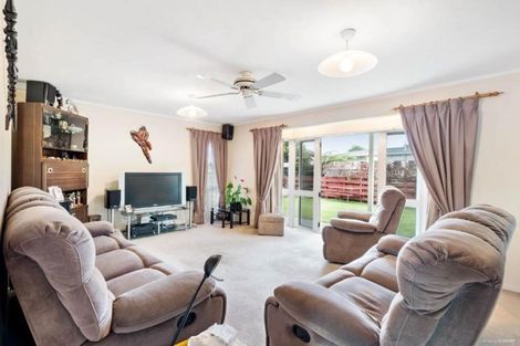Photo of property in 34 Akoranga Drive, Northcote, Auckland, 0627